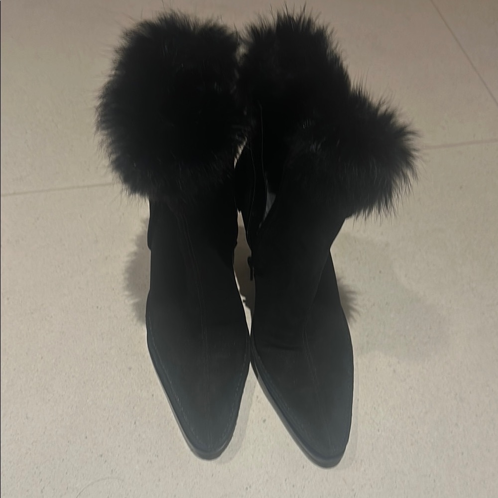 Cute booties with fur.
